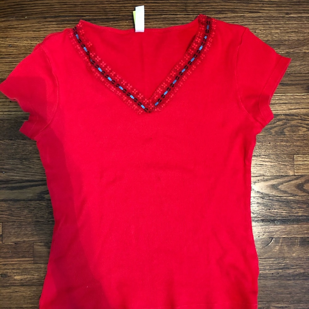 Ribbed tee with cute details